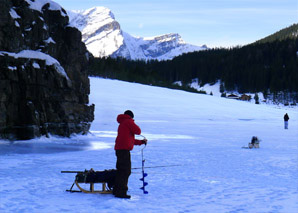 Eisfischen und Winterf�nfkampf am Oeschinensee