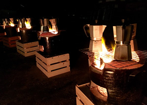 Repas sur le feu, illuminé par de nombreuses bougies