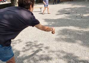 Playing petanque mobile