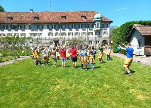 Jeux de groupes amusants avec des traditions suisses sur le Gurten