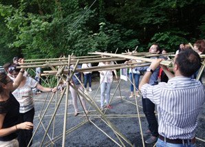 Teambuilding Bridge Building with Bambus