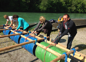 Construction d'un radeau en équipe, sur le Rhin et sur la Reuss 
