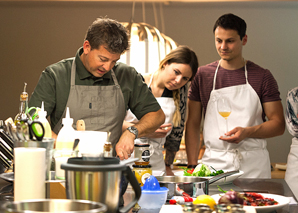 Team cooking with senses alive
