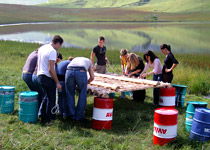 Construire un radeau près d'un lac de montagne
