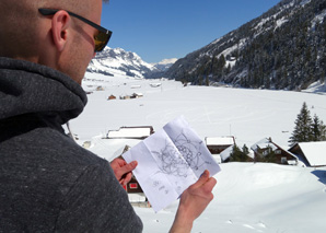 Dessiner un mandala dans la neige