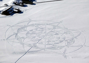 Dessiner un mandala dans la neige