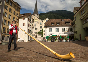 Alphorn fun with Bündner food