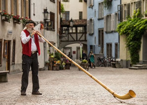 Alphorn fun with Bündner food