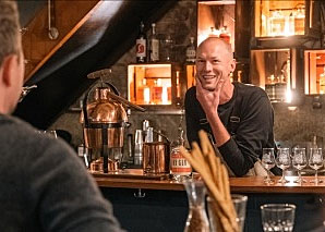 Distilling gin in a team