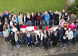 Menschenlogo – von Drohnen fotografiert