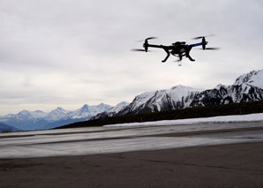 Logo de l'entreprise avec les employés photographiés avec des drones