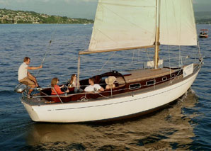 Faire de la voile à bord d'un yacht en bois sur le lac de Zurich