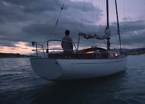 Faire de la voile à bord d'un yacht en bois sur le lac de Zurich