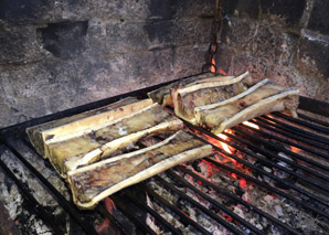 Cuisiner sur le feu au fournil