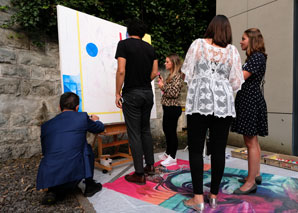 Action painting avec des bombes aérosols