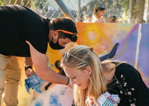 Action painting avec des bombes aérosols