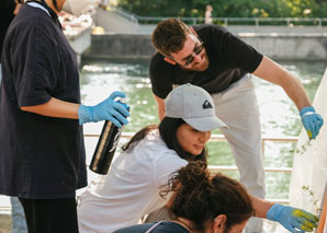 Action painting avec des bombes aérosols