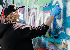 Action painting avec des bombes aérosols