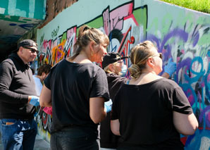 Action painting avec des bombes aérosols