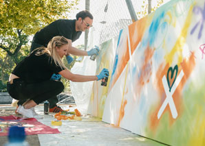 Action painting avec des bombes aérosols