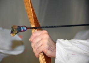 Actionpainting mit Pfeil und Bogen