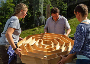 des jeux sur l'alpage avec de la nourriture traditionnelle