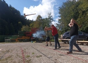Axtwerfen im Sägewerk im Emmental