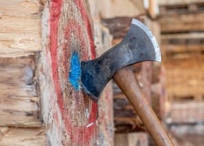 Axtwerfen im Sägewerk im Emmental