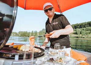 Barbecue sur l'Aar dans le bateau