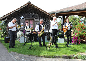 Bauernhofspass mit Essen im Tenn