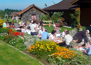 Bauernhofspass mit Essen im Tenn