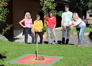 Jeux de ferme amusants avec repas dans une grange