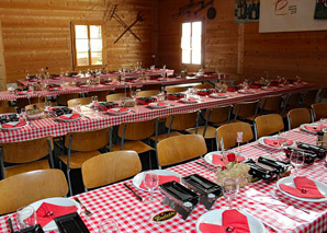 Bauernhofspass mit Essen im Tenn