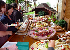 Bauernhofspass mit Essen im Tenn