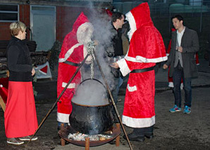 Bauernhofspass mit Essen im Tenn