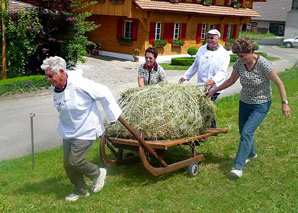 Jeux de ferme amusants avec repas dans une grange