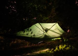 Nuit sous tente dans les arbres à deux