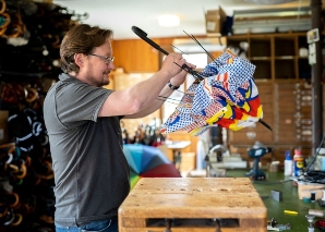 Führung durch die Schirmreparatur-Werkstatt