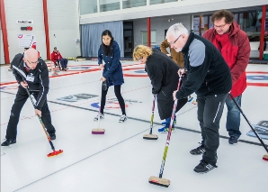 Plausch-Curling - Ein Team-Event mit Eis, Stein und Besen