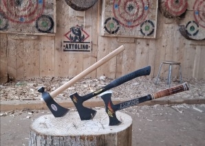 Axtwerfen im Sägewerk im Emmental