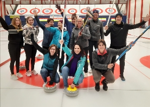 Plausch-Curling - Ein Team-Event mit Eis, Stein und Besen