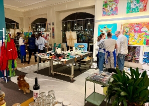 Peinture d'enterrement de vie de jeune fille : créer ensemble une œuvre d'art pour la mariée