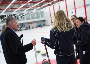 Plausch-Curling - Ein Team-Event mit Eis, Stein und Besen