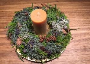 Tying an Advent wreath as a team