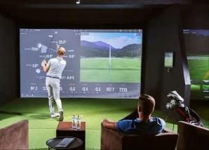 Indoor Golf mit Lounge-Atmosphäre