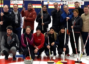 Plausch-Curling - Ein Team-Event mit Eis, Stein und Besen