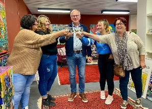 Peinture d'enterrement de vie de jeune fille : créer ensemble une œuvre d'art pour la mariée