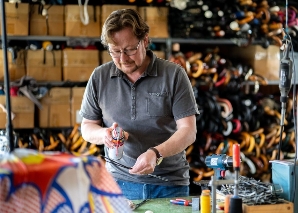 Führung durch die Schirmreparatur-Werkstatt