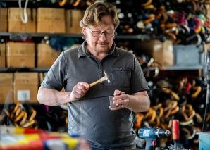 Führung durch die Schirmreparatur-Werkstatt