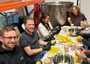 Fabriquer soi-même du limoncello en équipe